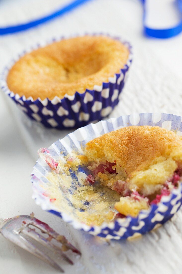 Kleine Pflaumenkuchen in Papierförmchen