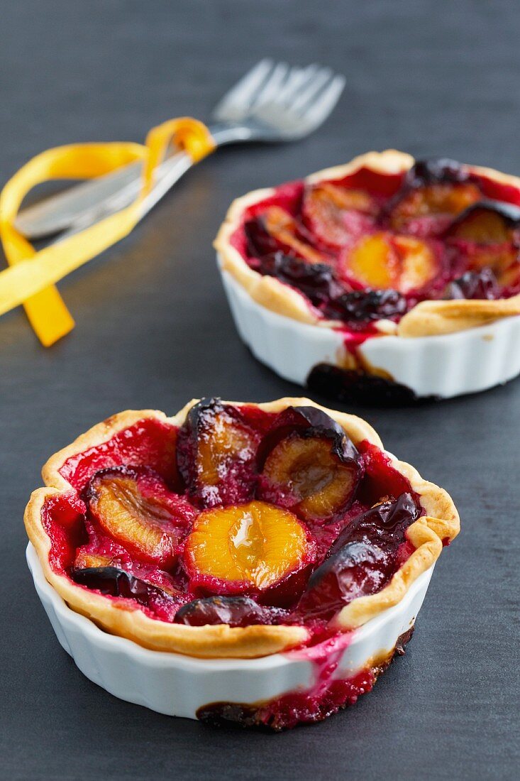 Plum tartlets in baking dishes