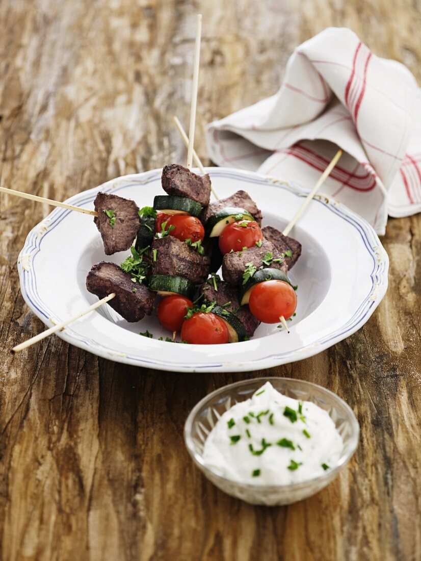 Fillet skewers with courgettes and tomatoes