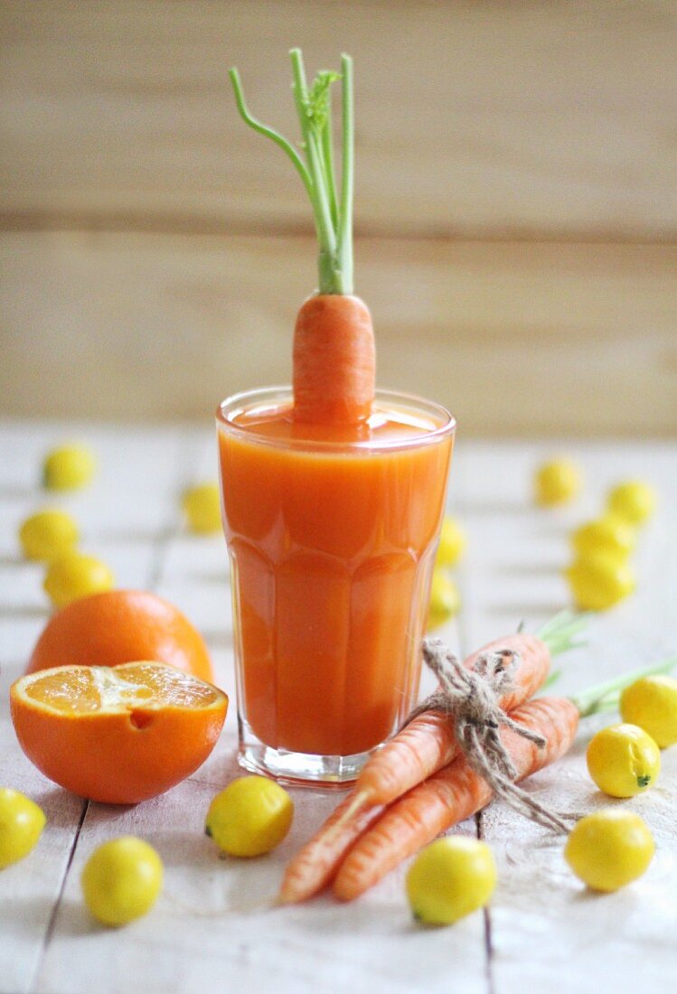Karottensaft mit Orangen im Glas