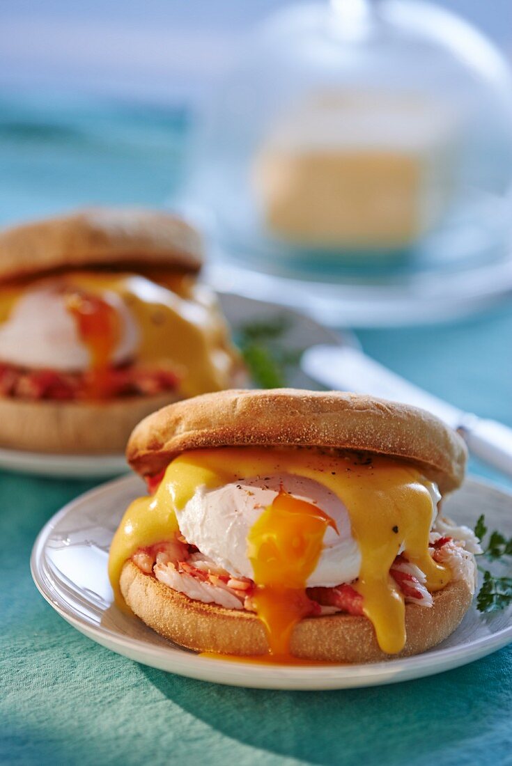 Eggs Benedict (Muffin mit pochierten Eiern & Sauce Hollandaise)