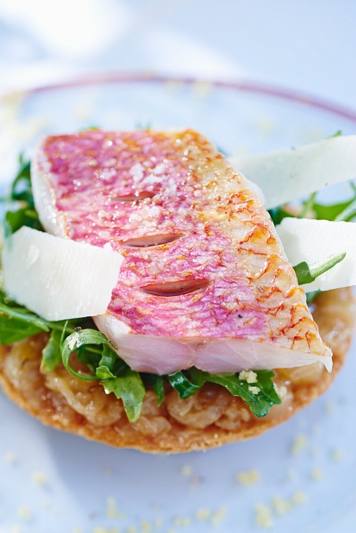 Red mullet fillet on a bed of rocket and sautéed onions