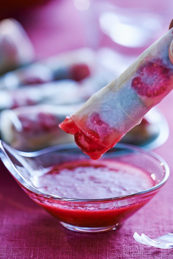 Reispapierröllchen gefüllt mit frischen Beeren & Himbeersauce als Dip