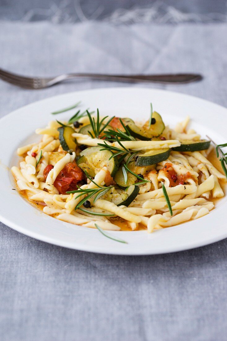 Strozzapreti mit Tomaten-Zucchini-Gemüse und Rosmarin