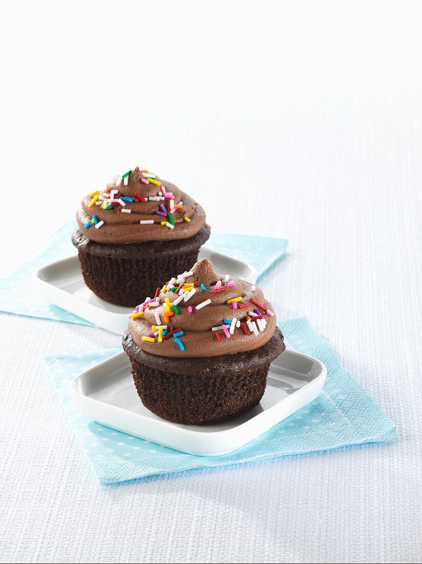 Schokoladencupcakes mit bunten Zuckerstreuseln