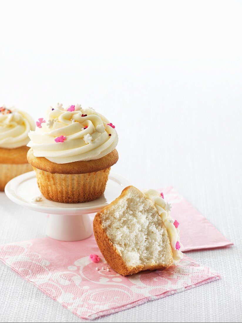 Vanilla cupcakes, whole and halved