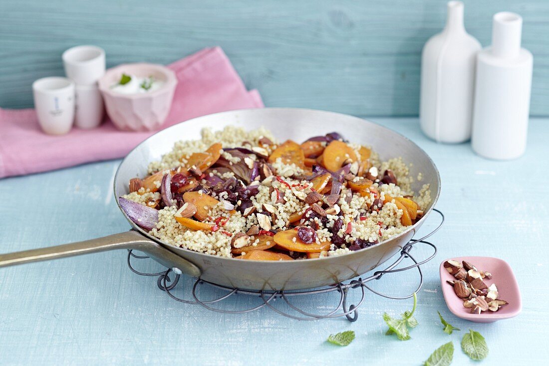 Quinoa mit Cranberries, Aprikosen und Zwiebeln