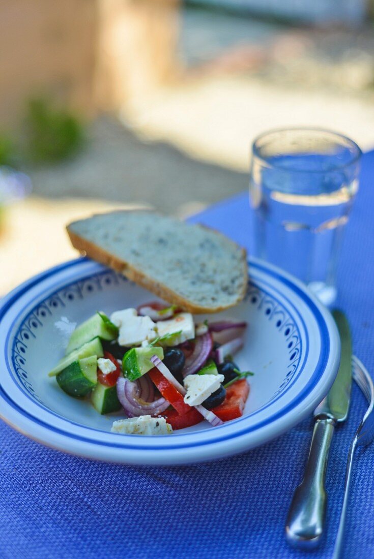 Griechischer Salat auf Tisch im Freien