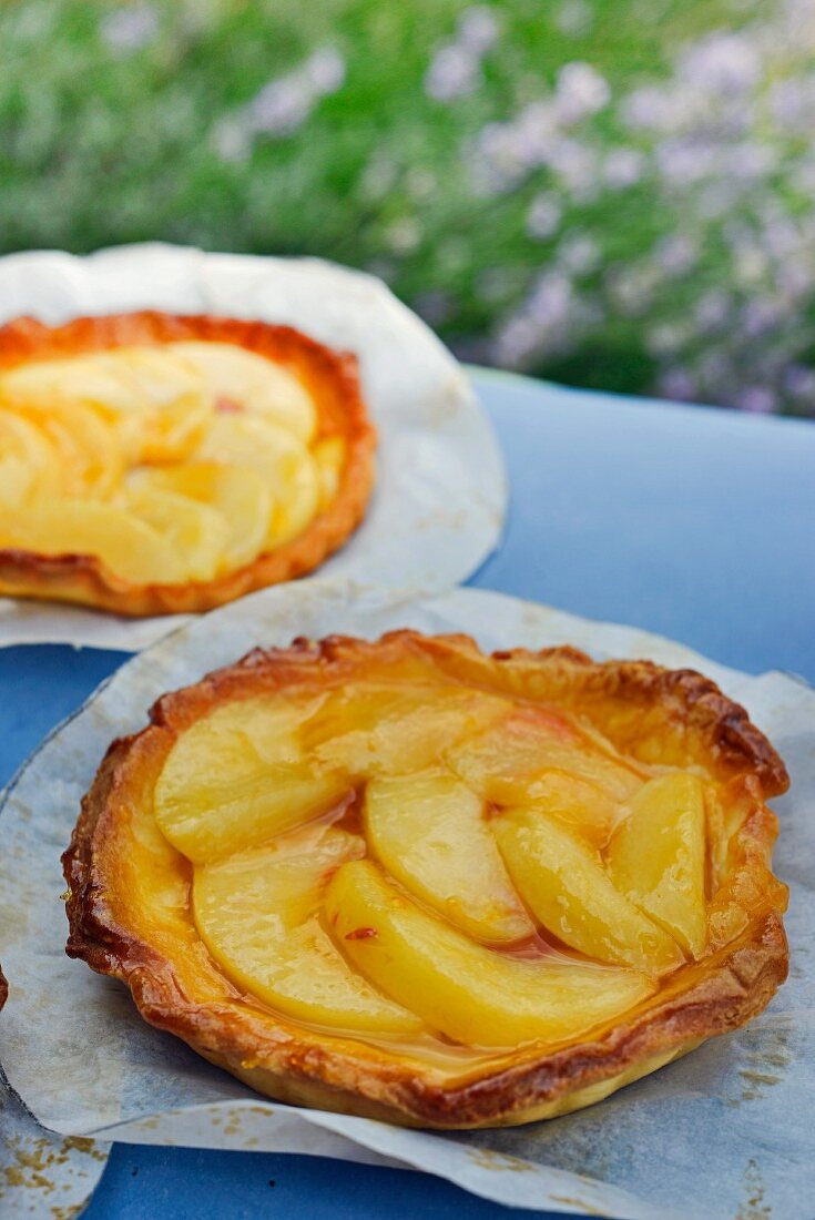 Tartes mit weissen Pfirsichen