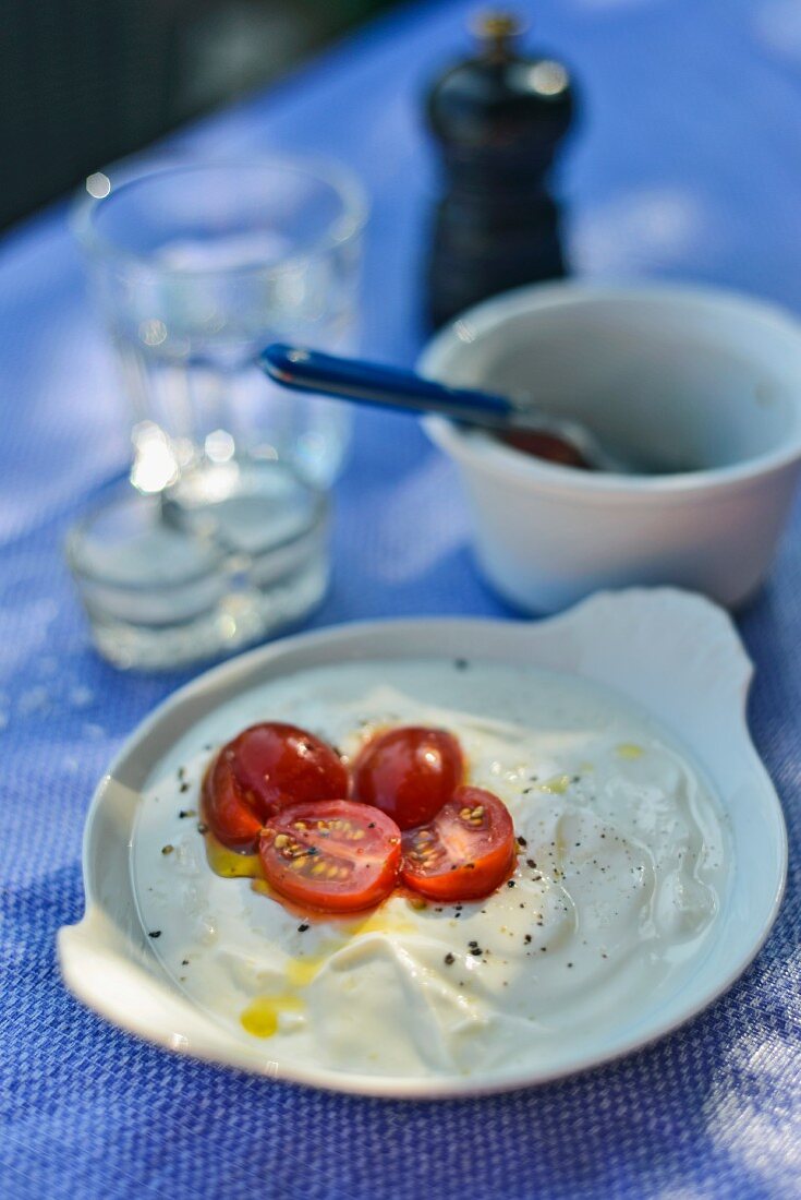 Spicy yogurt dip with tomatoes