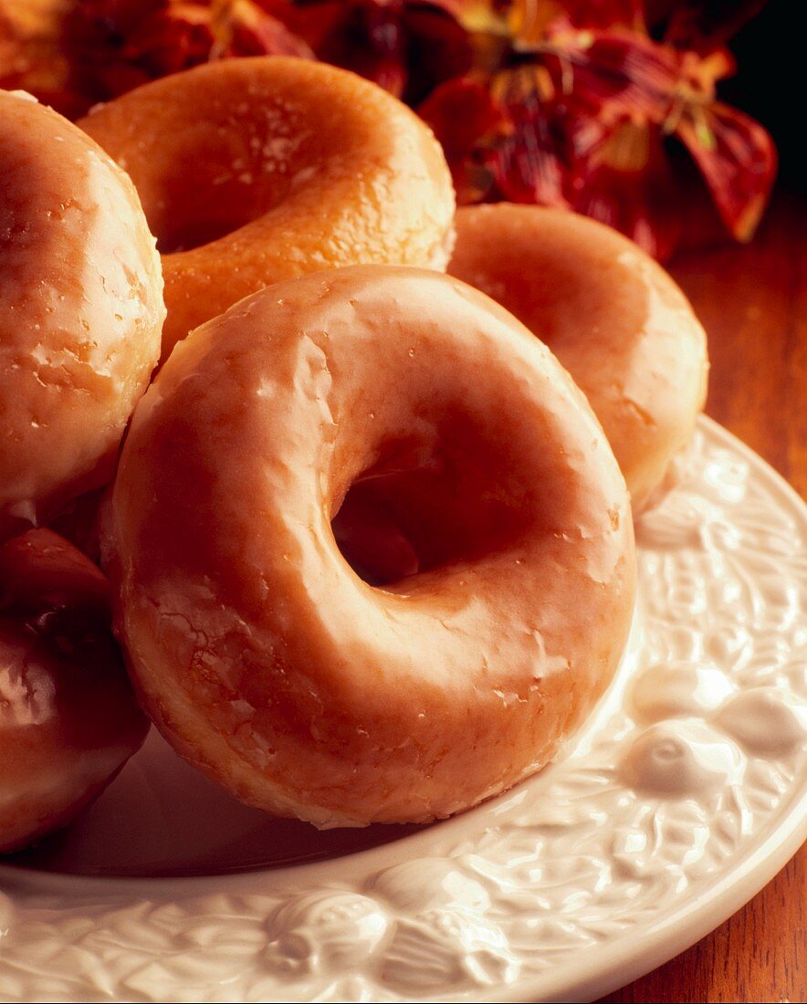 Viele glasierte Donuts auf weißem Teller