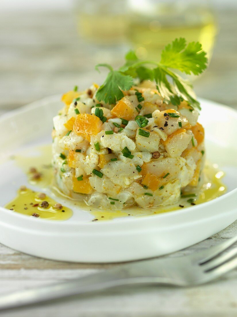 Fish tartar with oranges and parsley