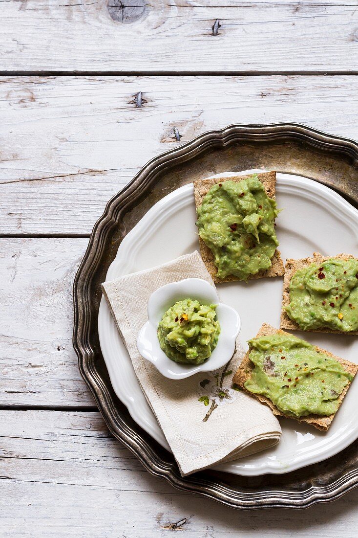 Knäckebrot mit Avocado-Chili-Creme