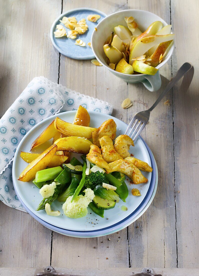 Curryhähnchen mit grünem Gemüse und Kartoffelwedges