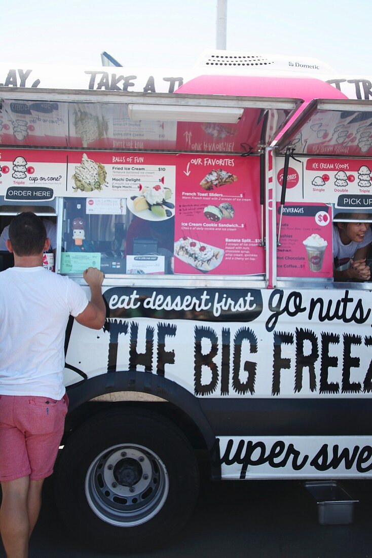Kunde kauft Süssigkeiten bei einem Food Truck Festival in Kalifornien, USA