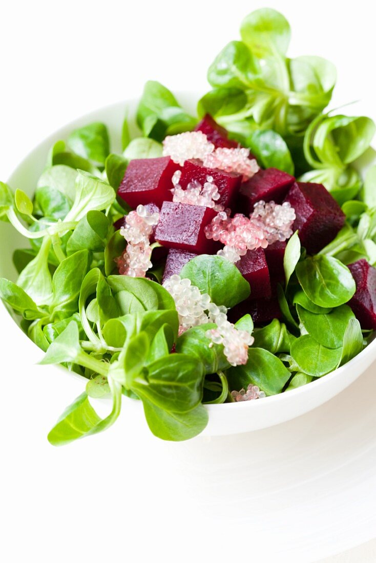 Feldsalat mit Rote-Bete-Würfeln und Limettenkaviar