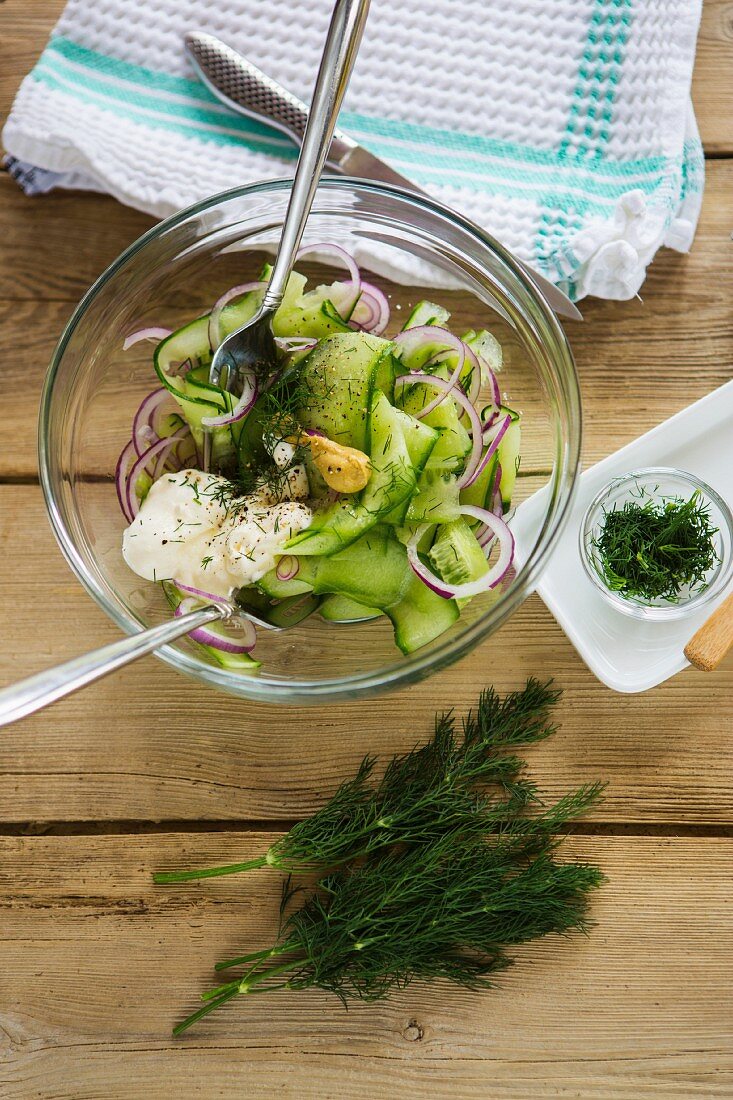 Gurkensalat mit Zwiebeln, Senf und frischem Dill