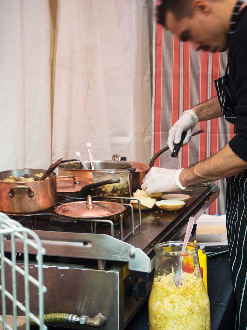 Koch in einem Food Truck (Barcelona, Spanien)