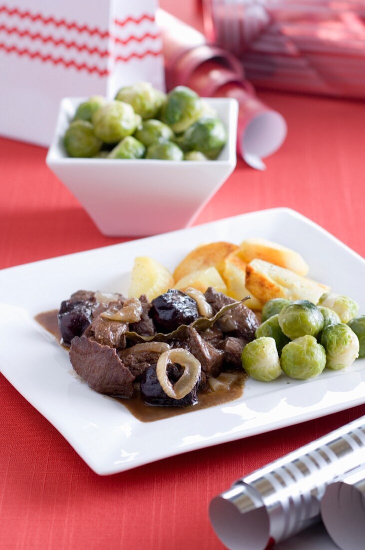 Beef with dried plums, gingerbread spice and Brussels sprouts for Christmas