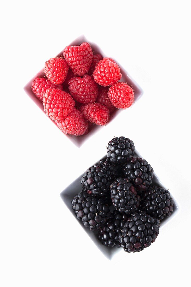 Blackberries and raspberries in bowls