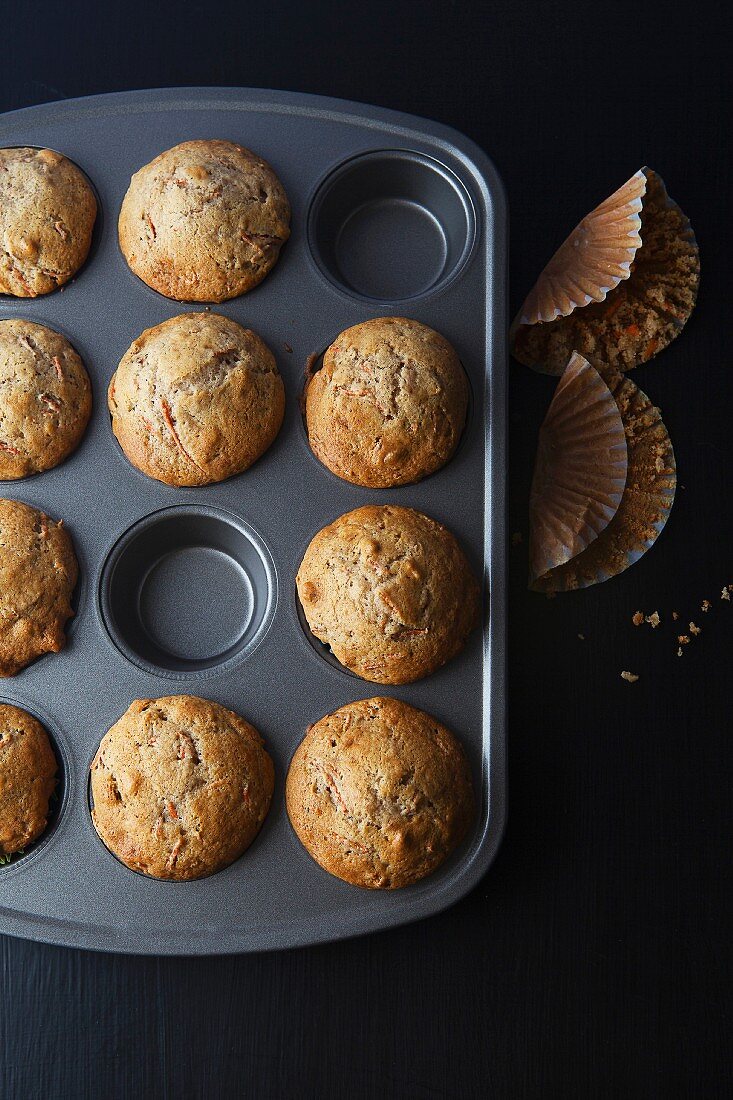 Frisch gebackene Möhrenmuffins im Muffinblech