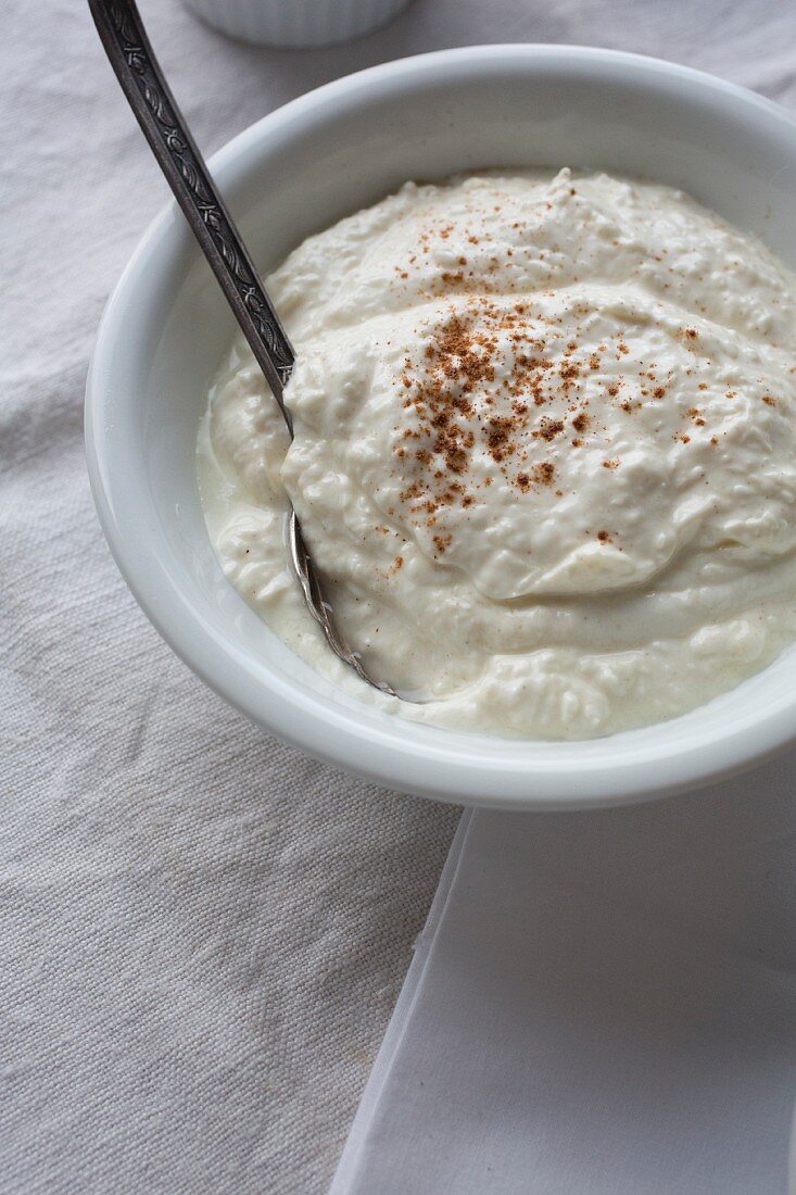 Zimtquark im Schälchen mit Löffel