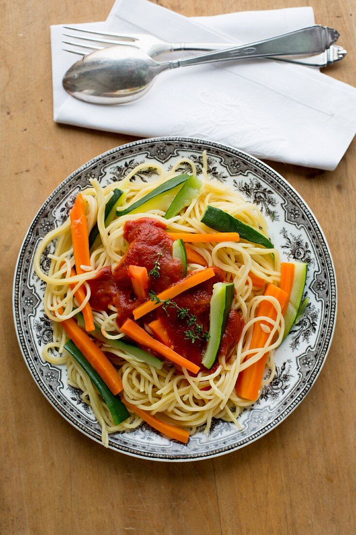 Spaghetti mit Zucchini, Möhren und Tomatensauce (Draufsicht)