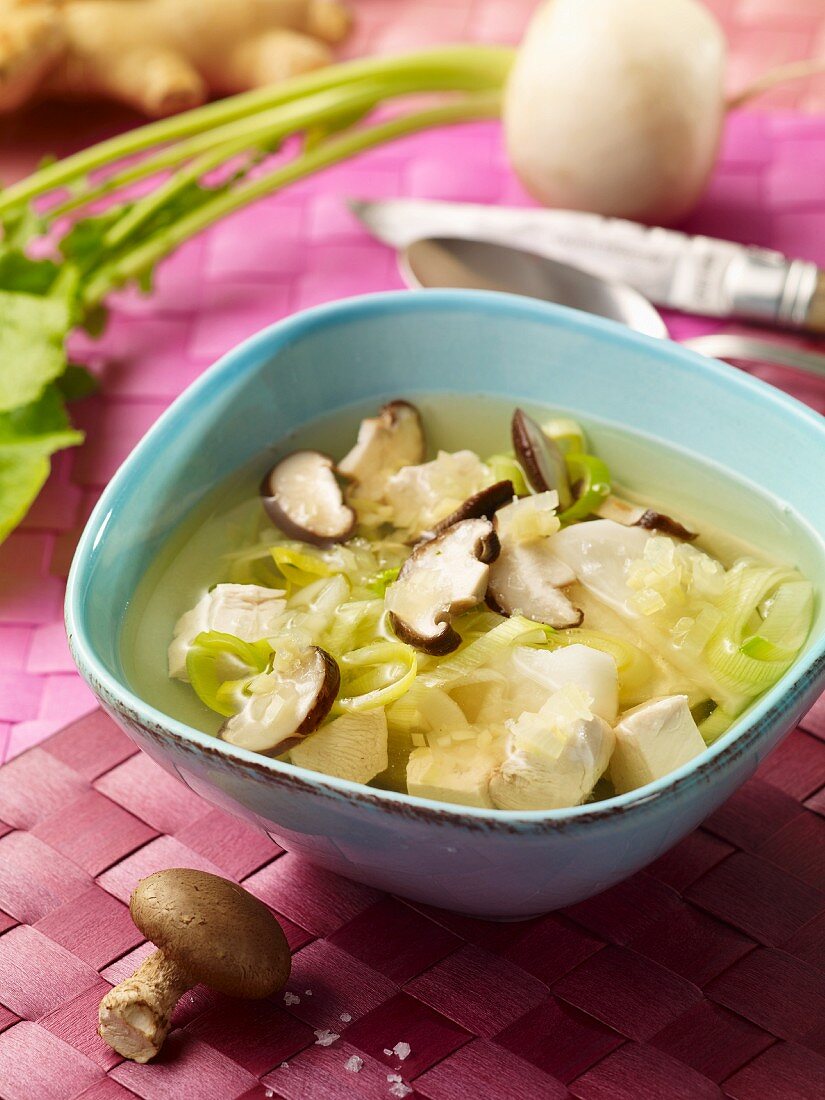 Rettichsuppe mit Hähnchen und Pilzen