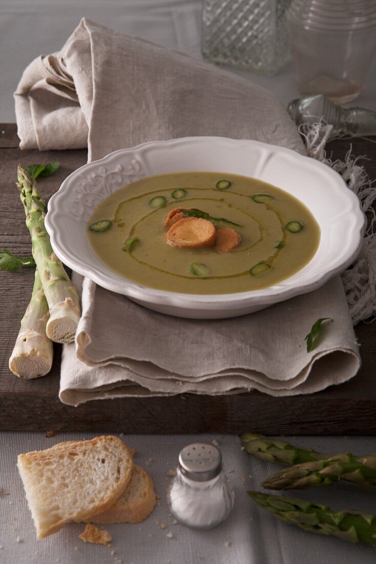 Spargelcremesuppe mit Croûtons