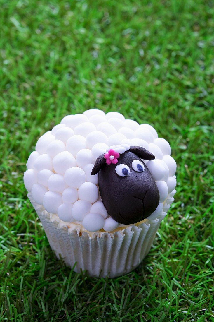 Osterlämmchen-Cupcake im Gras