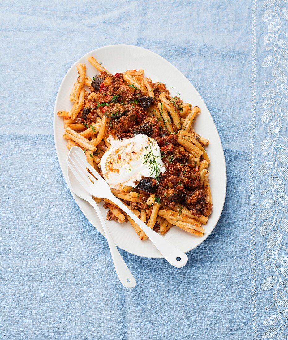 Pasta with a lamb and aubergine sauce and yoghurt (seen from above)