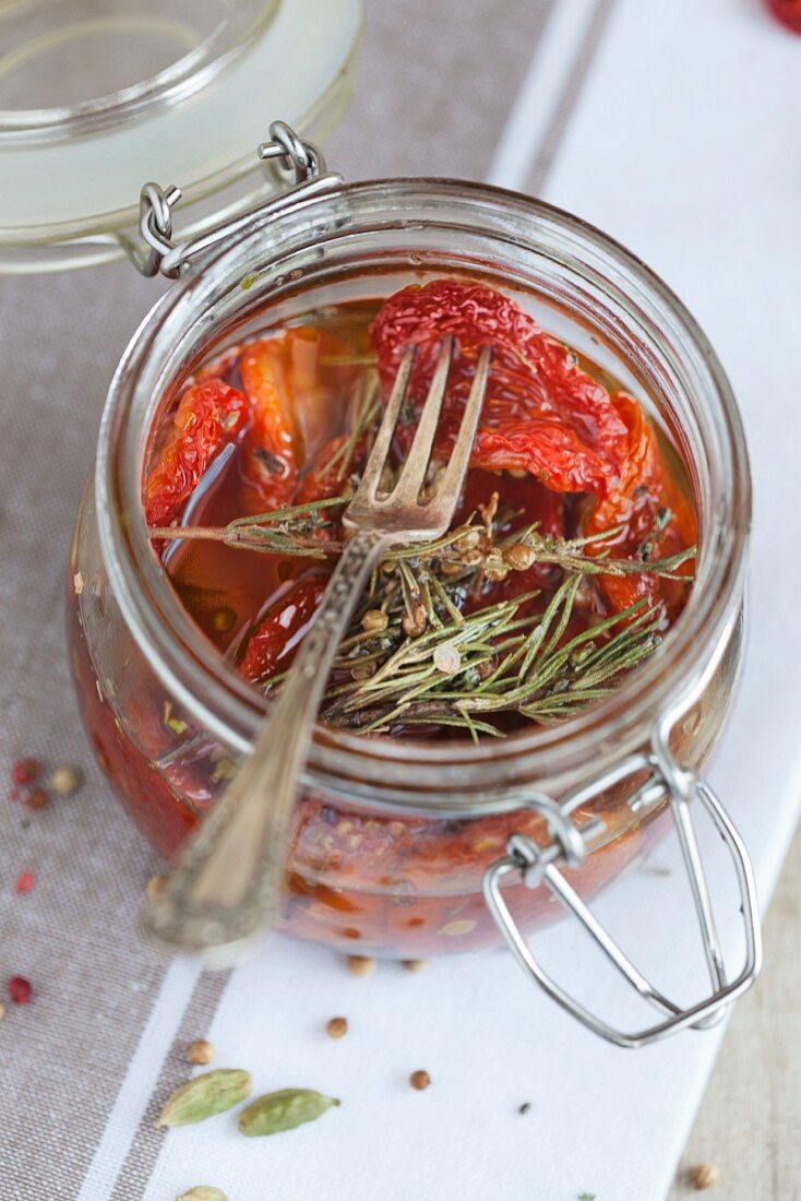 Marinade mit getrockneten Tomaten, Olivenöl und Rosmarin