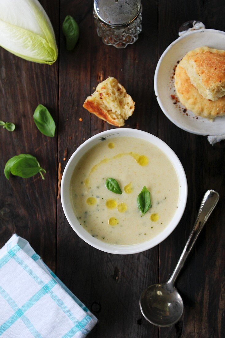Cream of chicory soup with scones
