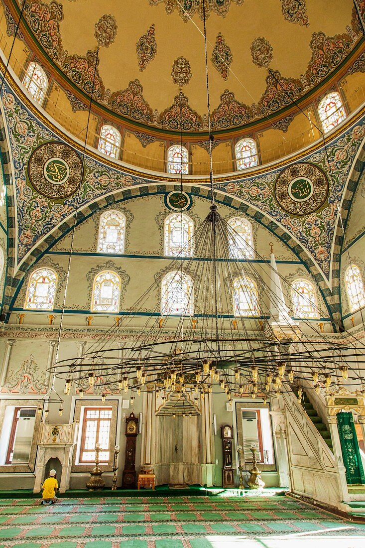 Safranbolu: die Izzet Pascha Moschee mit einem betenden Muslim, Türkei