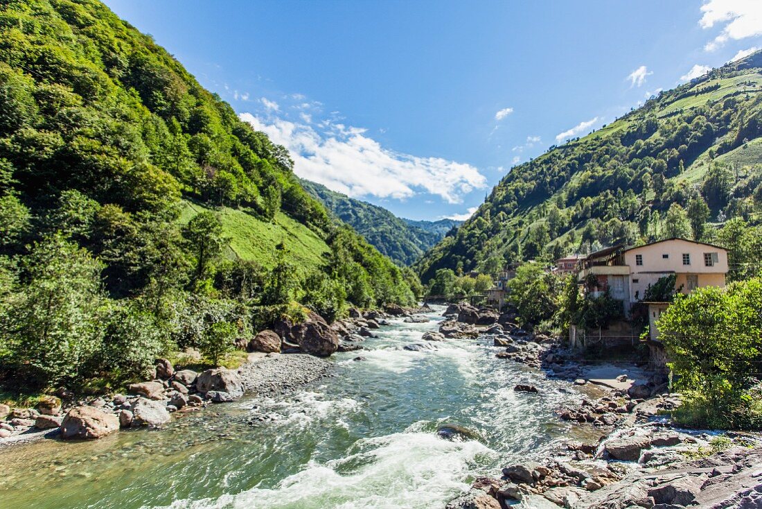 Der Firtina-Fluß im Tal vor Camlihemsin, Türkei