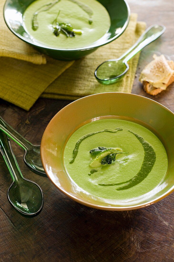 Green vegetable soup with pesto