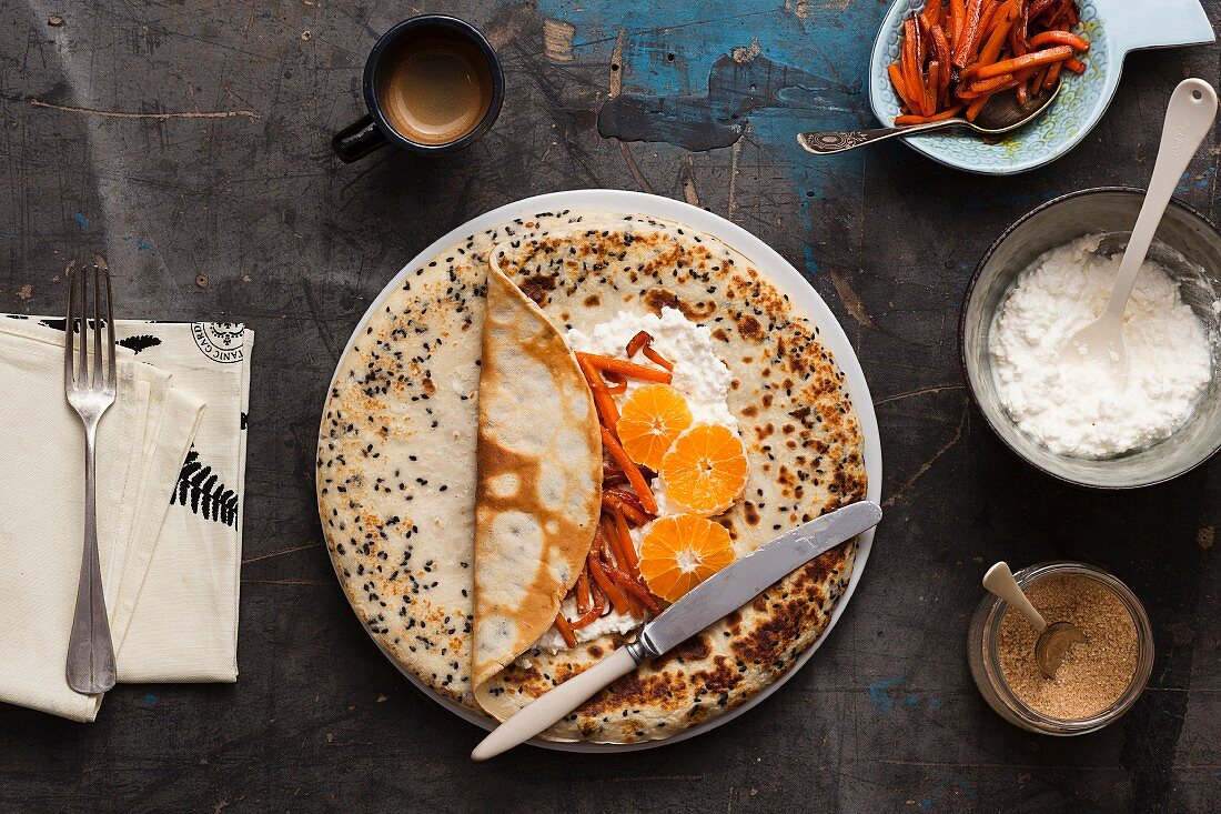 Pfannkuchen mit Mandarinen, karamellisierten Möhren und Hüttenkäse