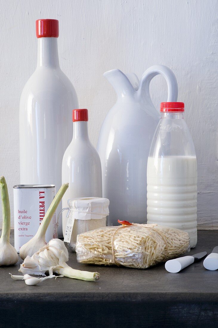 Keramikflaschen, Olivenöl, Milchflasche, Nudeln und Knoblauch
