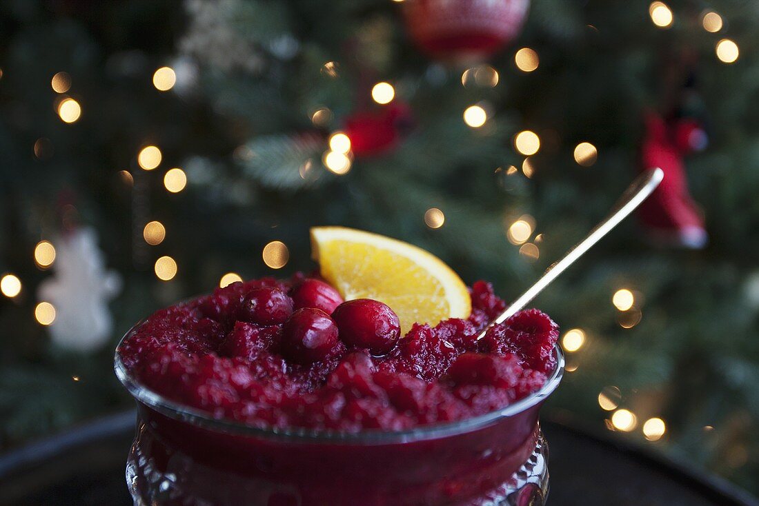 Cranberrysauce mit Orangenschnitz zu Weihnachten