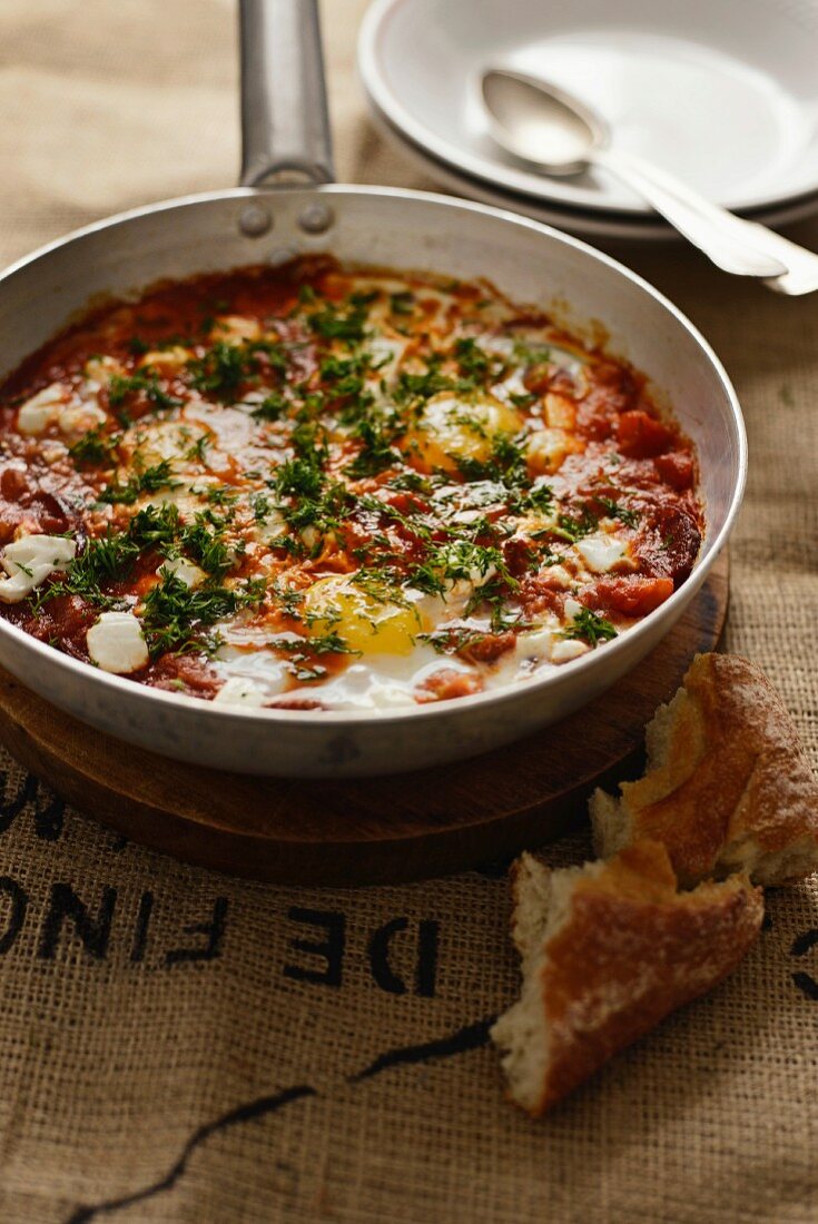 In Tomaten versunkene Eier mit Chorizo (Portugal)