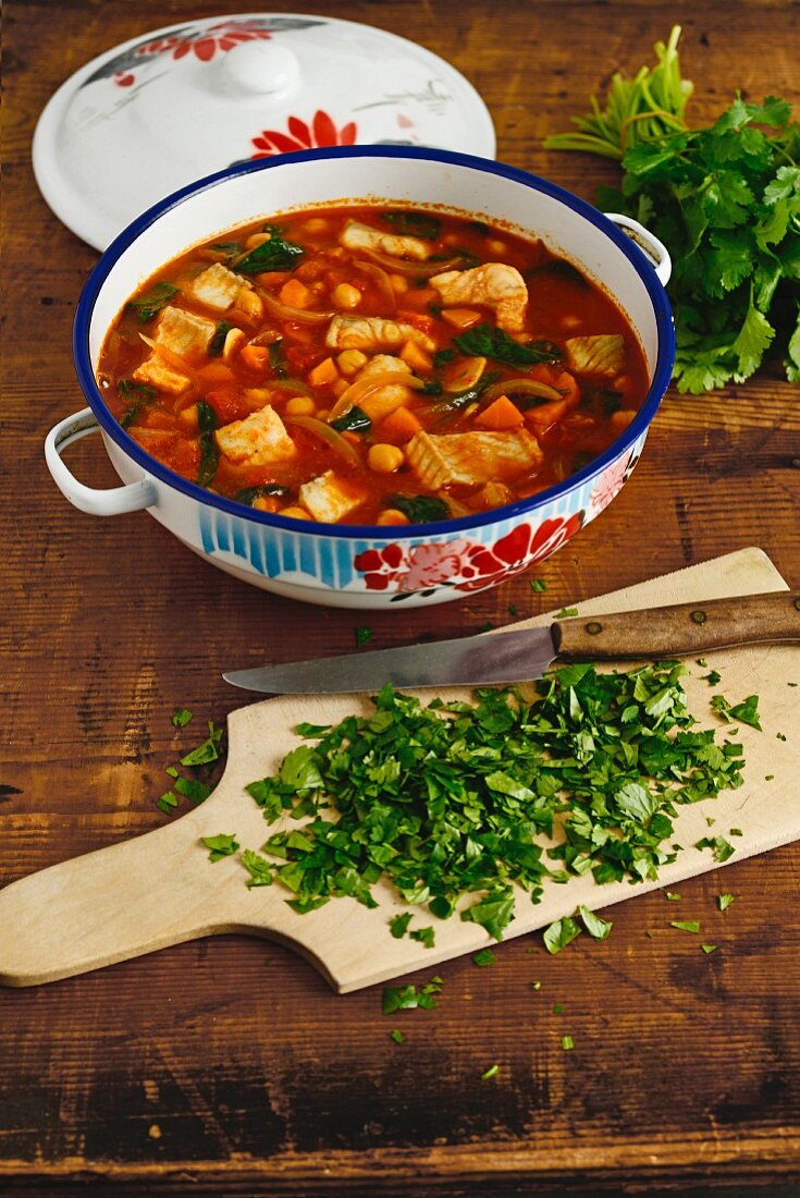 Portugiesicher Fischeintopf mit Kichererbsen und Tomaten