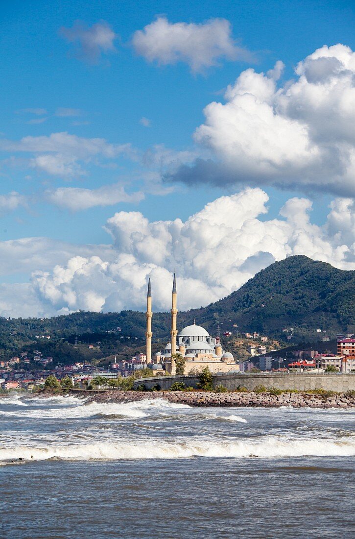 Strong waves on the coast by the Sarayburnu mosque at Bulancak, Turkey