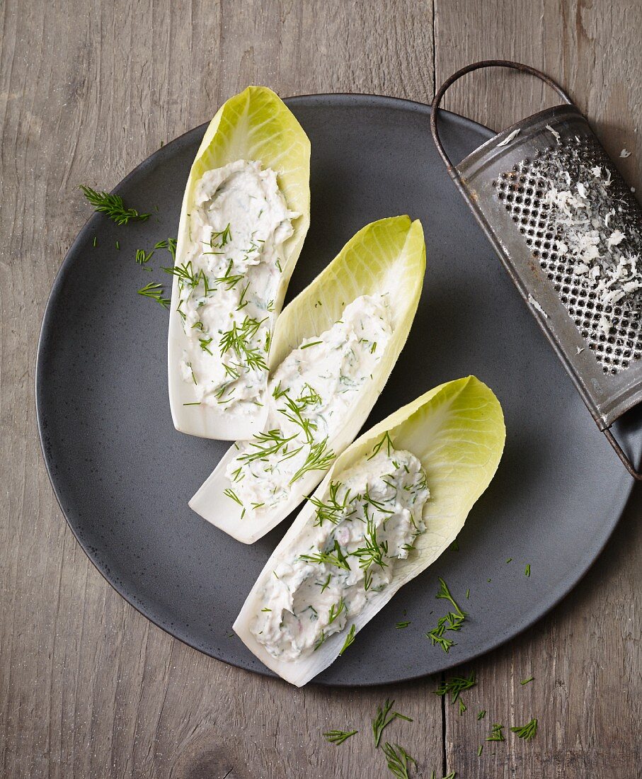 Creme aus geräucherter Forelle mit Meerrettich und Dill auf Chicorée