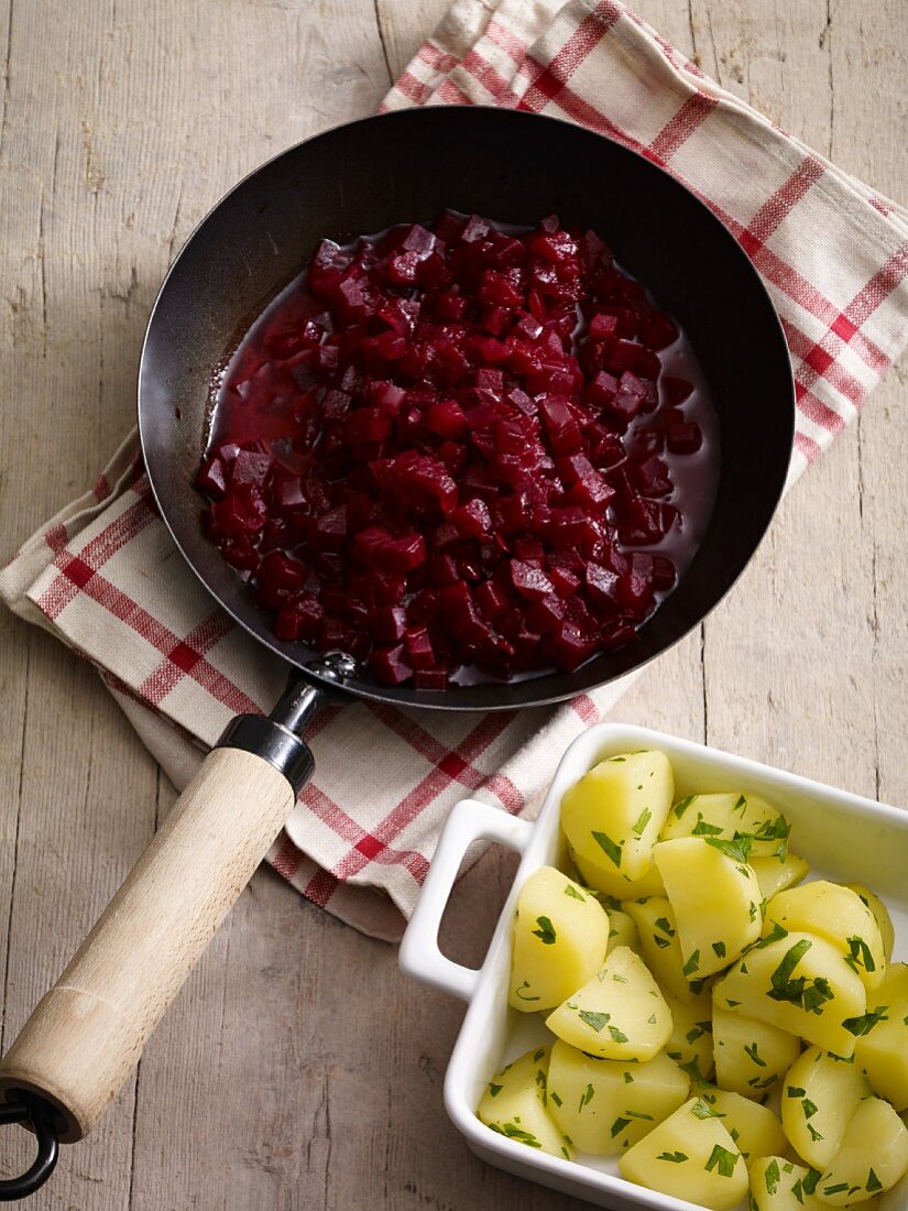Fried beetroot with apple