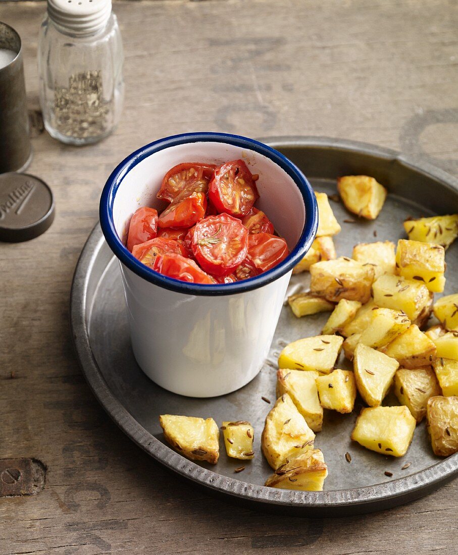 Oven-roasted tomatoes with caraway potatoes for an alkaline diet