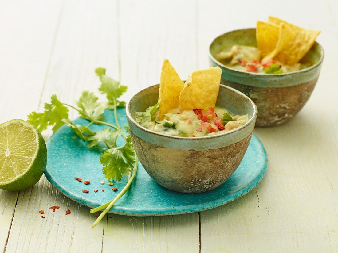 Dicke-Bohnen-Guacamole mit Nachos