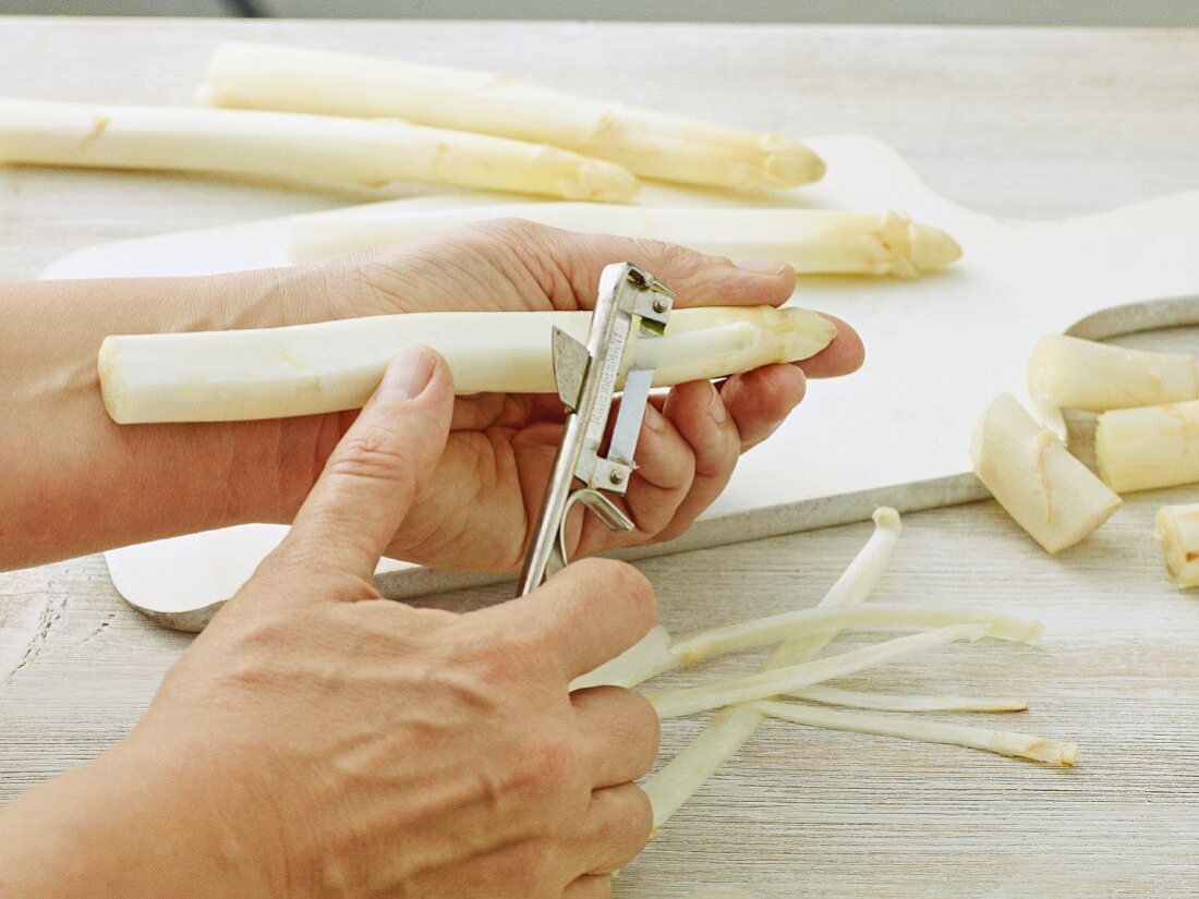 Peeling white asparagus