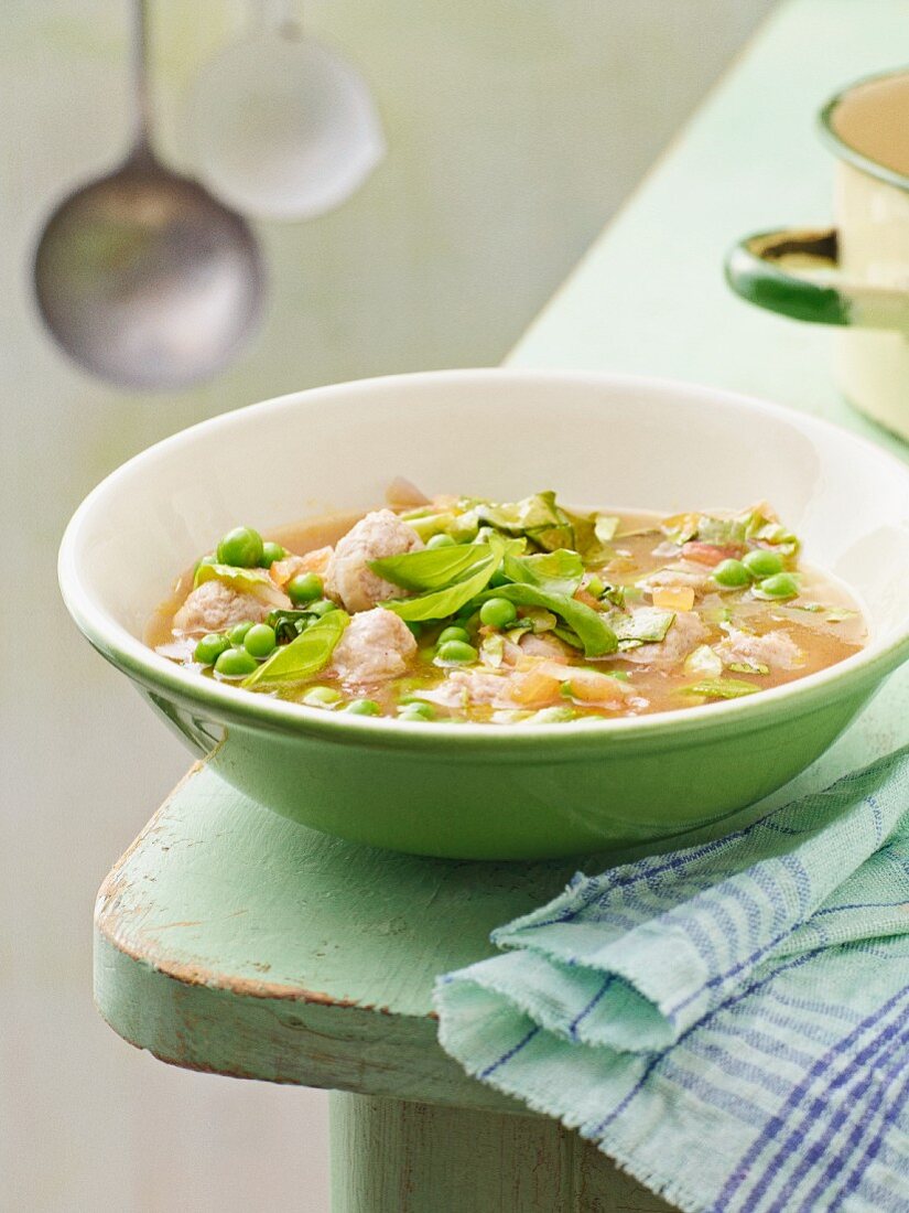 Kohlrabi-Erbsen-Suppe mit Bratwurst