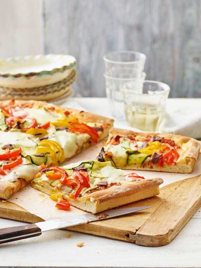 Courgette and pepper pizza with mozzarella