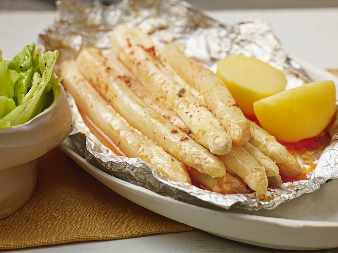 Foil-wrapped asparagus with new potatoes